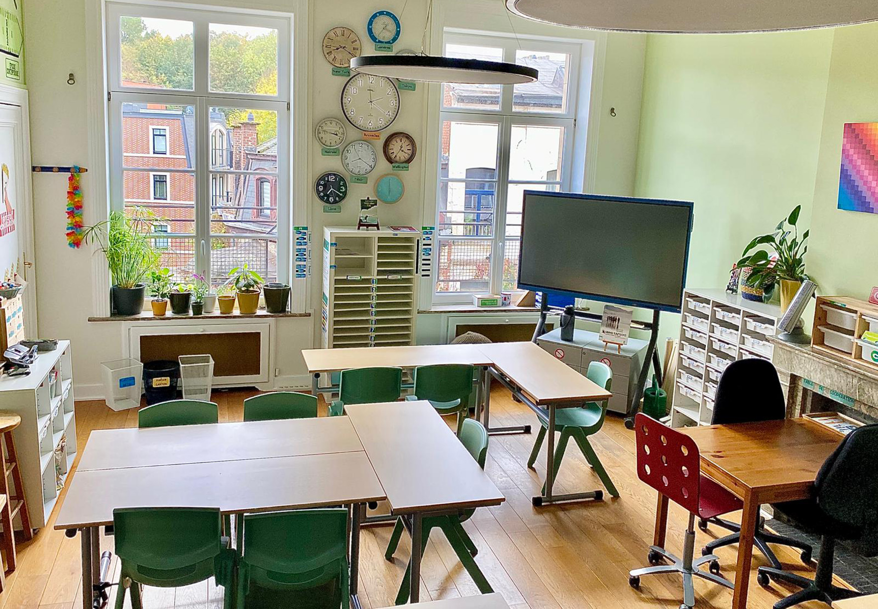 Bright primary classroom with windowStepping Stones Bilingual School Ixelles