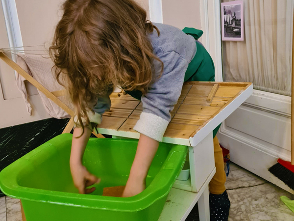 Primary school Montessori house Brussels practical life