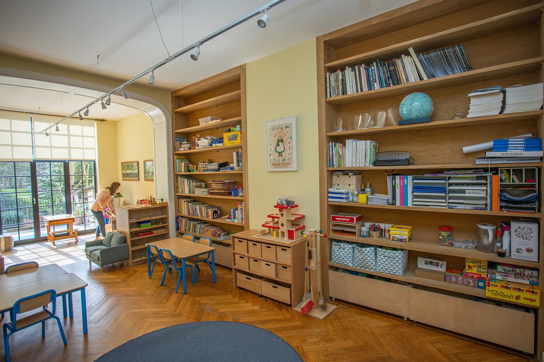 Bibliothèque bilingue français-anglais et espace de travail à Stepping Stones Bilingual School, Ixelles