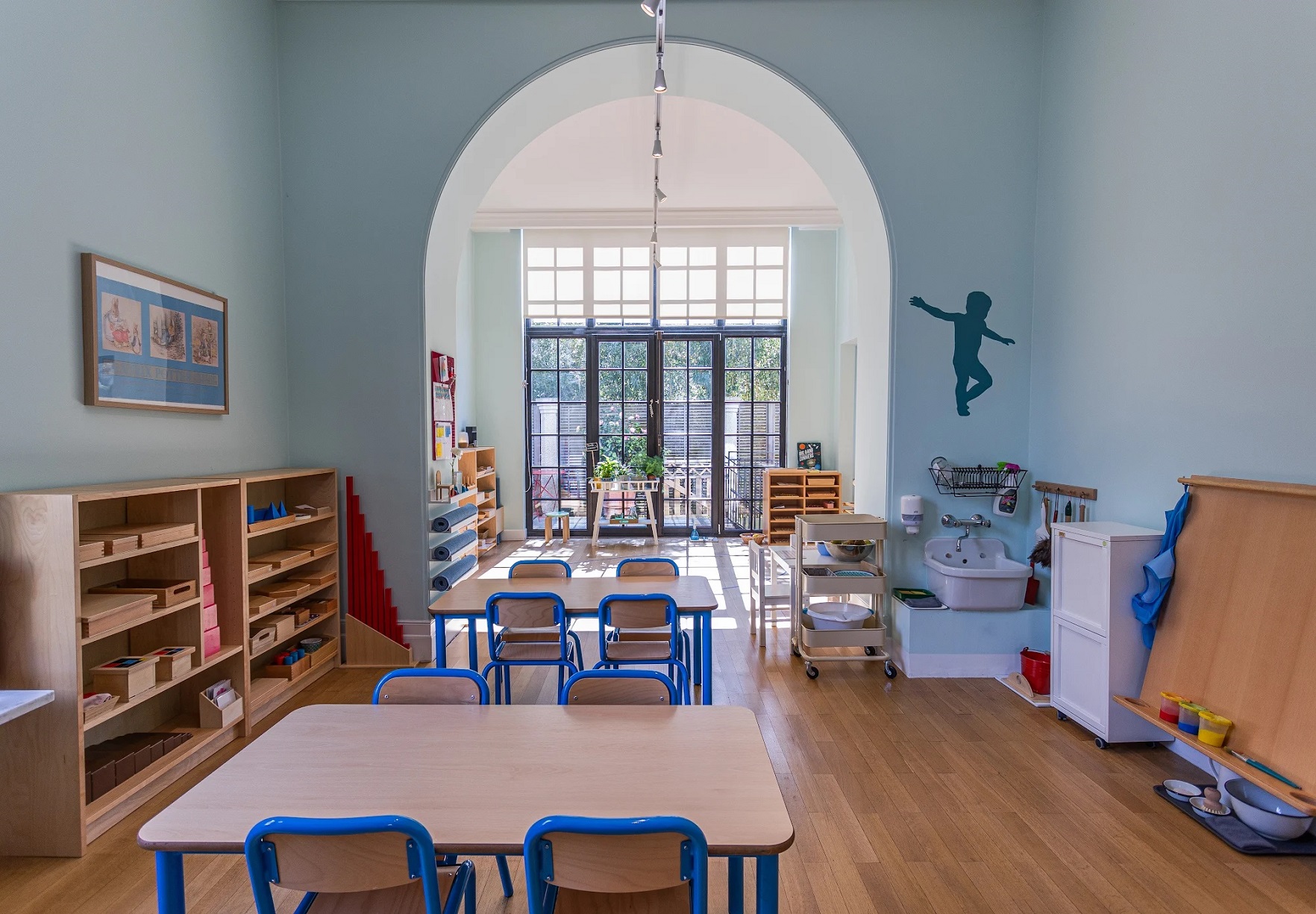 Bright Montessori classroom with arched window and garden view - Stepping Stones Bilingual School Ixelles