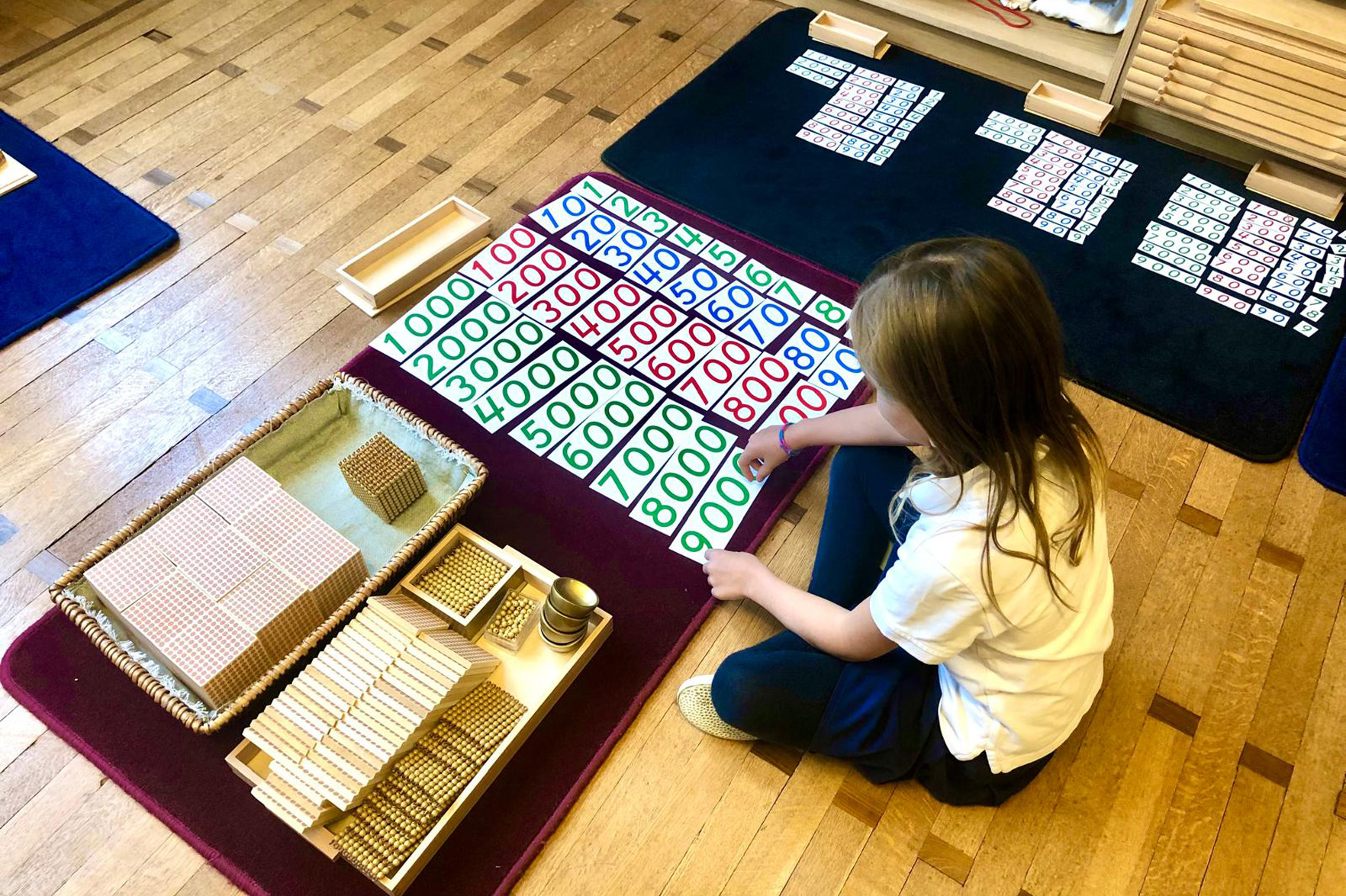 Élève travaillant les mathématiques avec le matériel Montessori à Stepping Stones Primary School