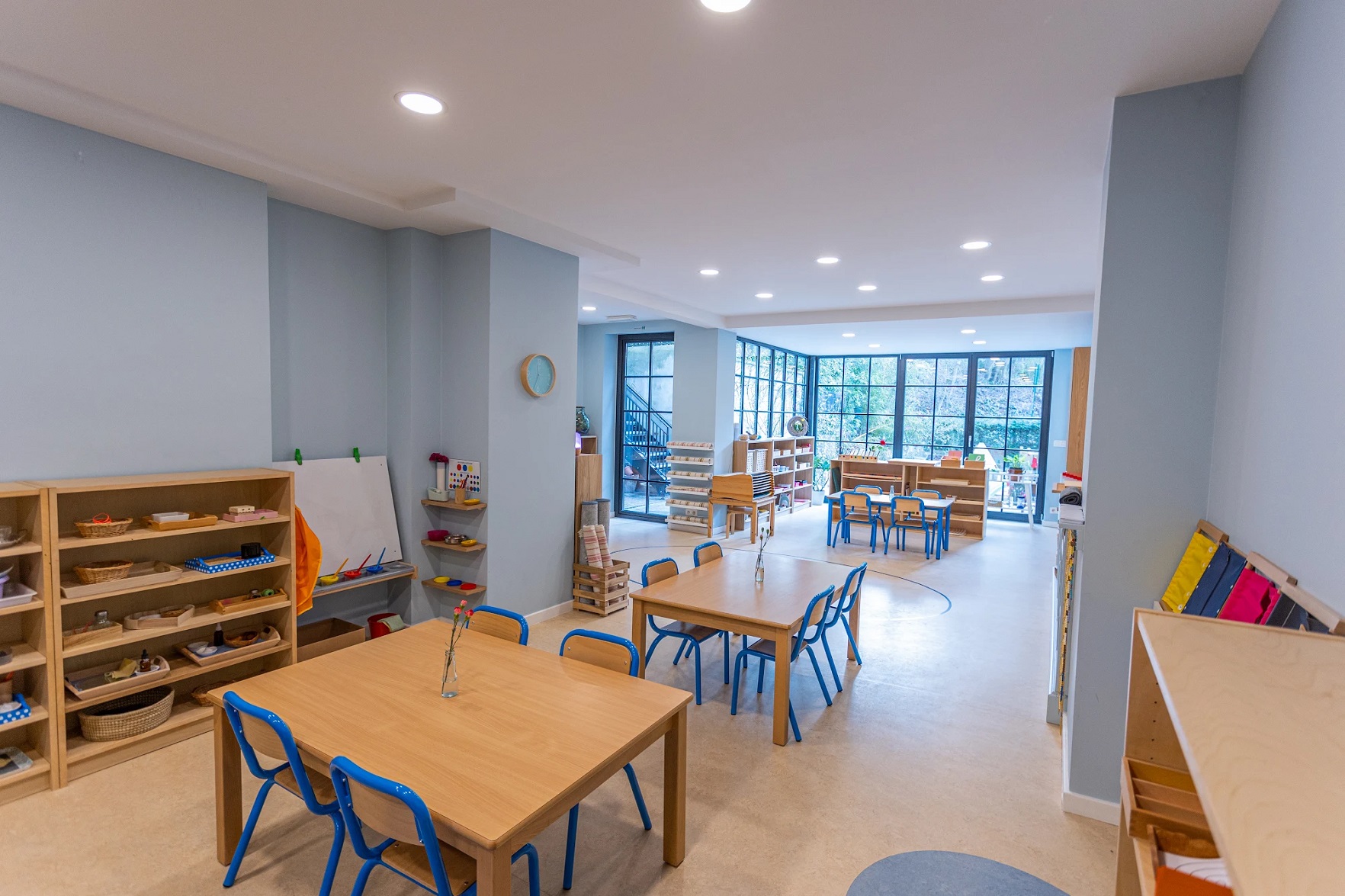 Vue panoramique de la classe Montessori primaire de Stepping Stones Bilingual School à Ixelles, Bruxelles